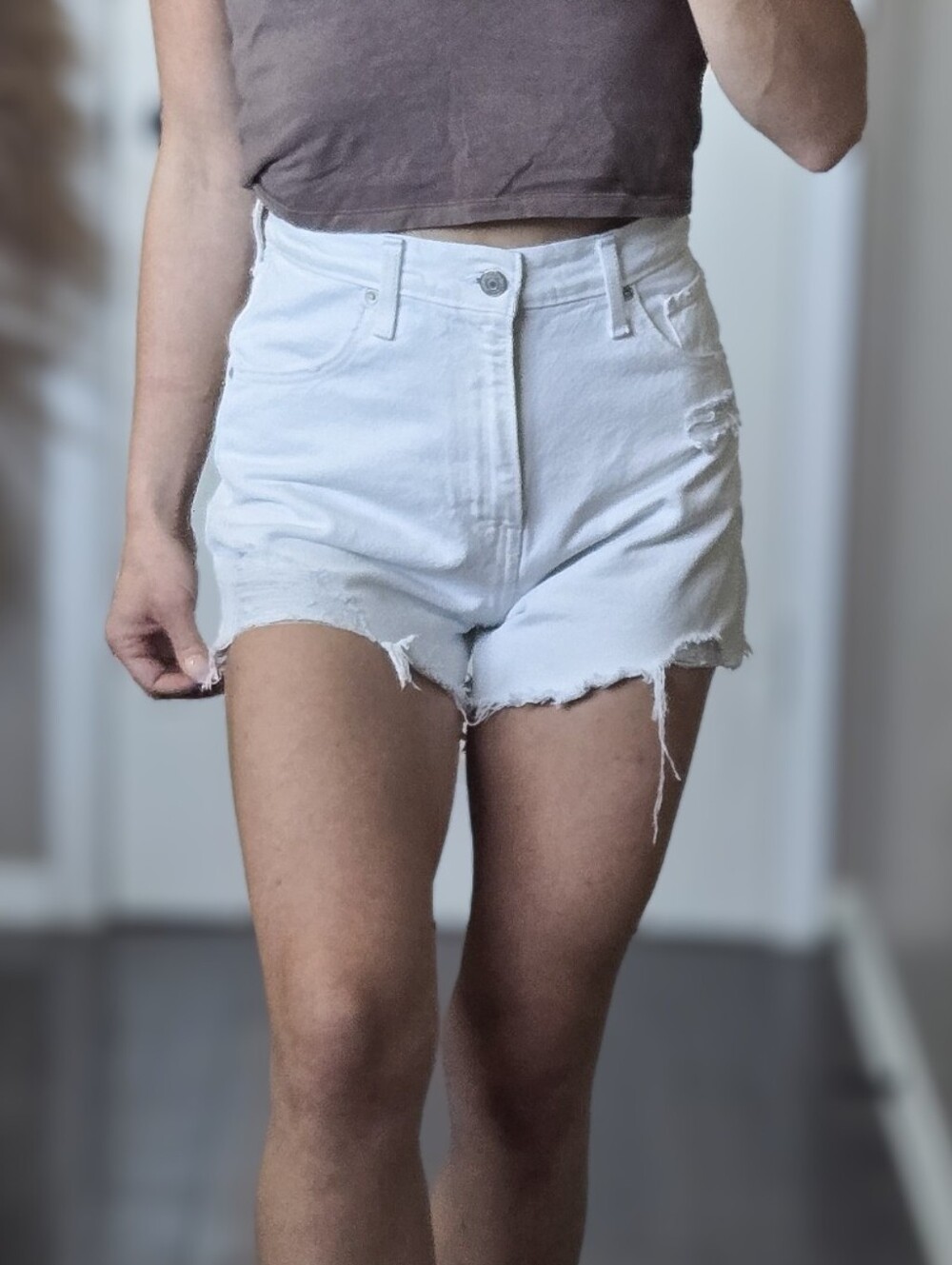 Levi’s White High Waisted Mom Shorts Distressed Raw Hem Size 26 100% Cotton